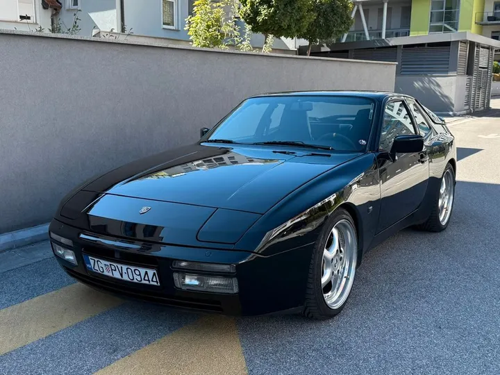 Porsche 944