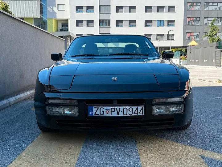 Porsche 944
