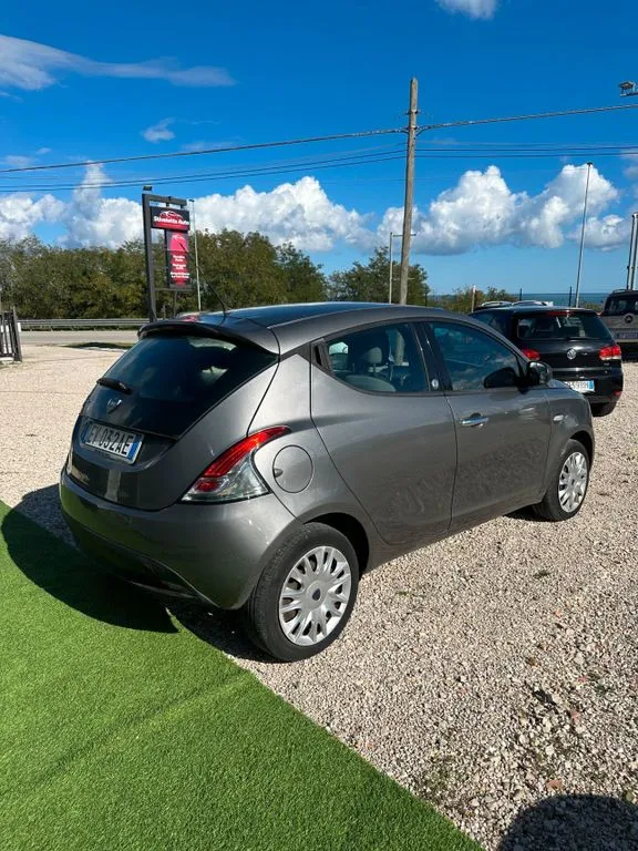 Lancia Ypsilon