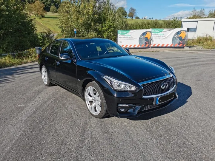 Infiniti Q70