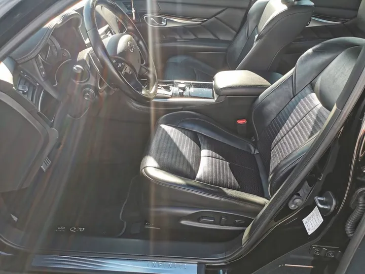 Infiniti Q70