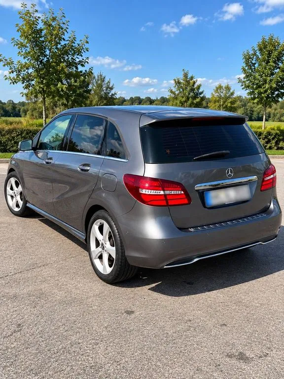 Mercedes-Benz B 180