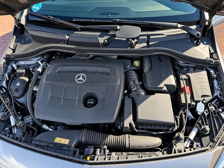 Mercedes-Benz B 180