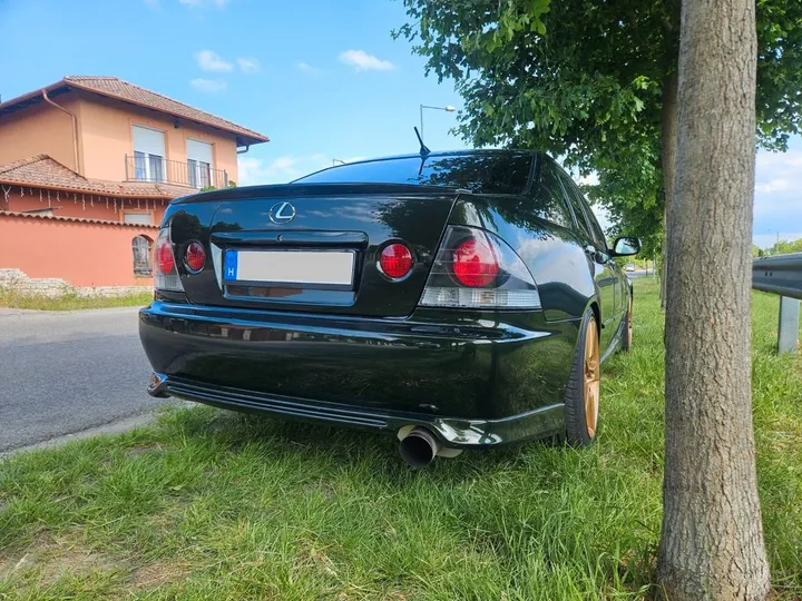 Lexus IS 200