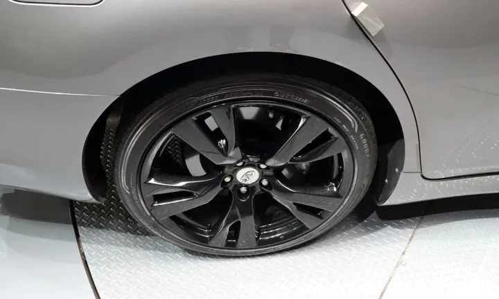 Infiniti M