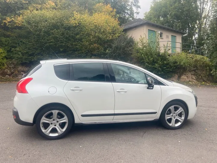Peugeot e-3008