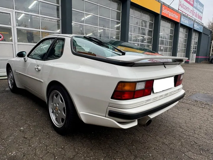 Porsche 944