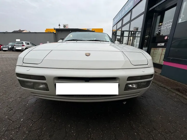 Porsche 944