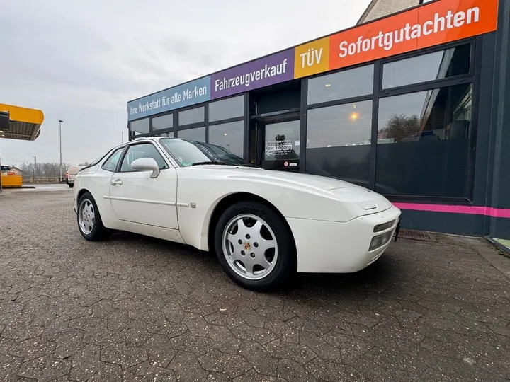 Porsche 944