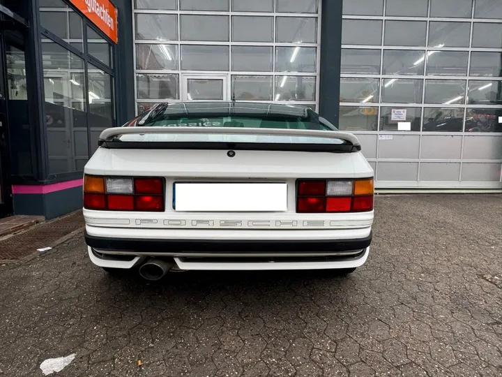 Porsche 944