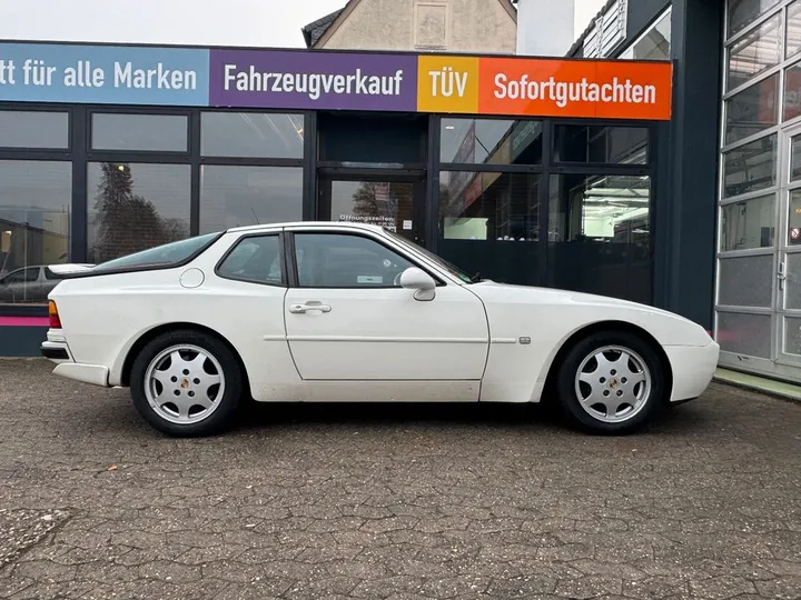 Porsche 944
