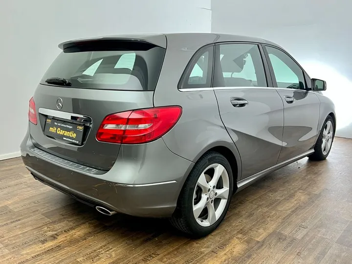 Mercedes-Benz B 180