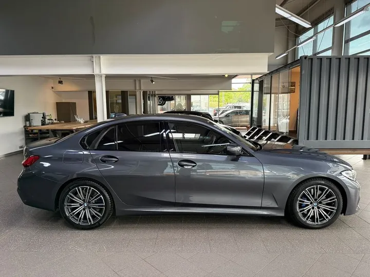 BMW 330