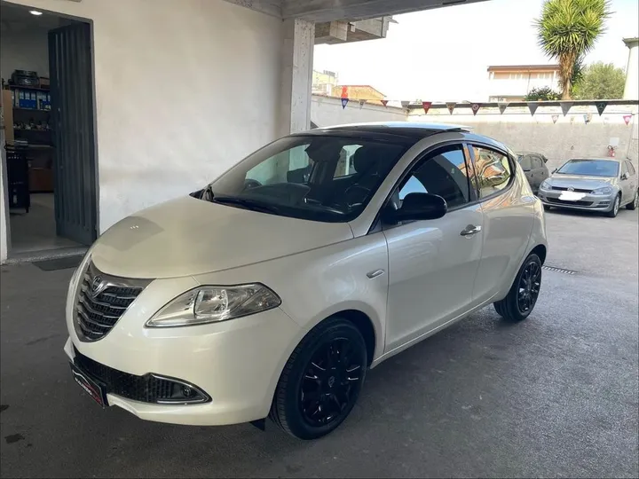 Lancia Ypsilon