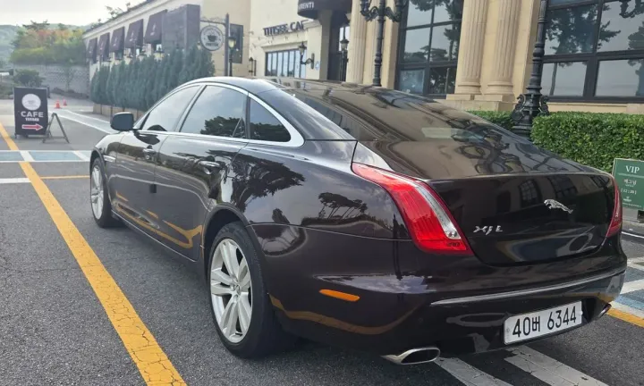 Jaguar XJ