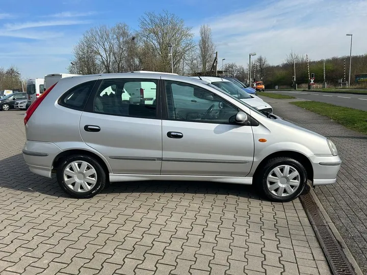 Nissan Almera Tino