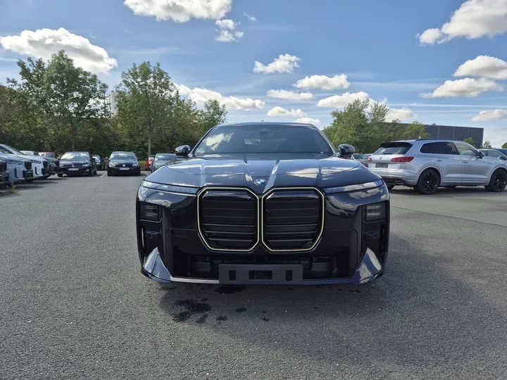 BMW i7