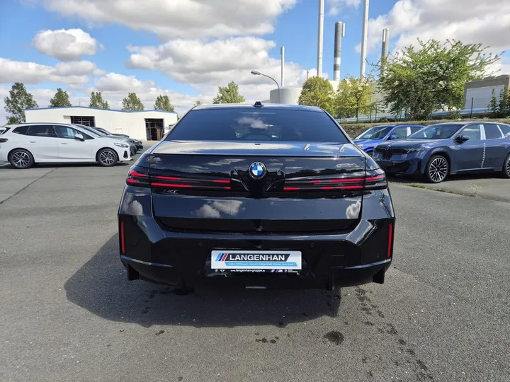 BMW i7