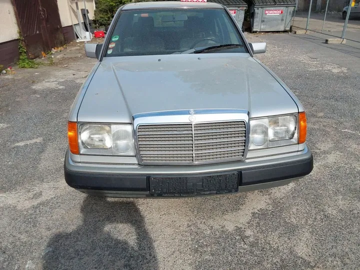 Mercedes-Benz E 230