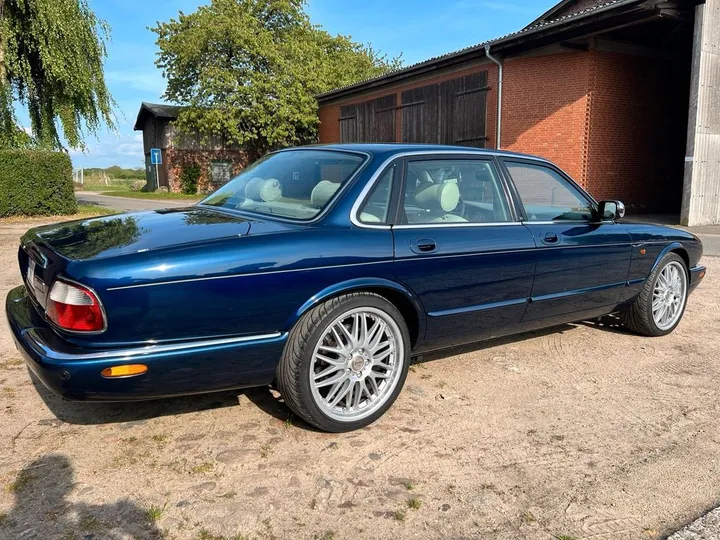 Jaguar XJ
