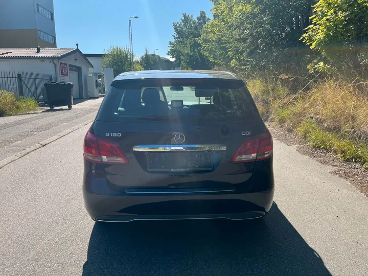 Mercedes-Benz B 180