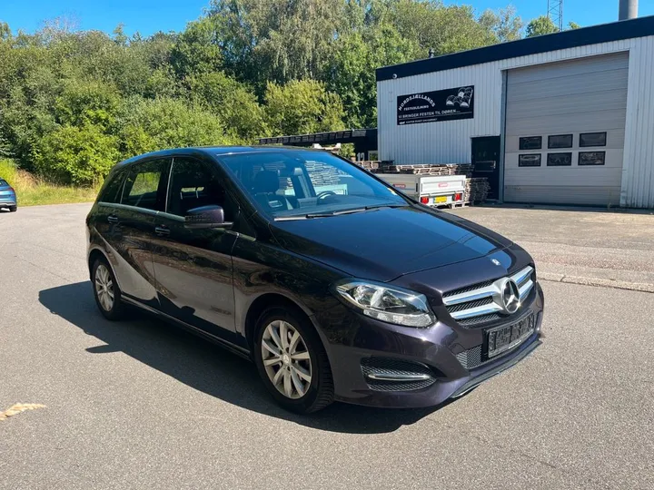 Mercedes-Benz B 180