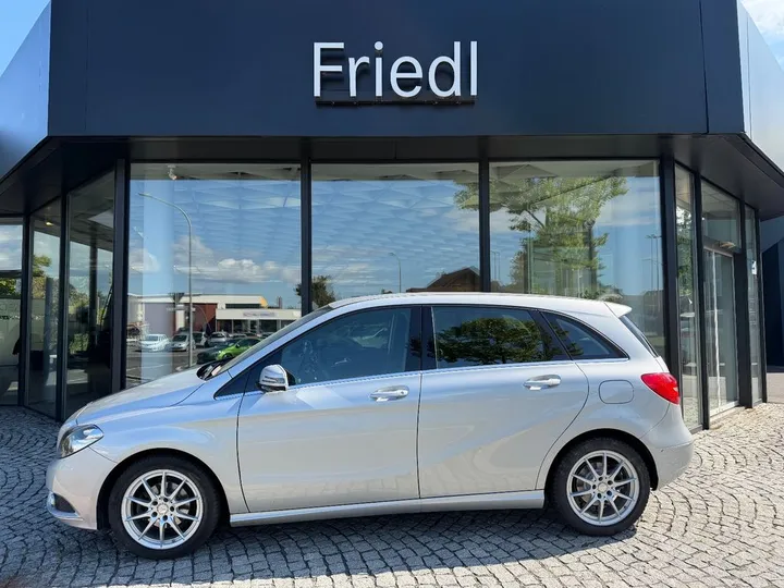 Mercedes-Benz B 180