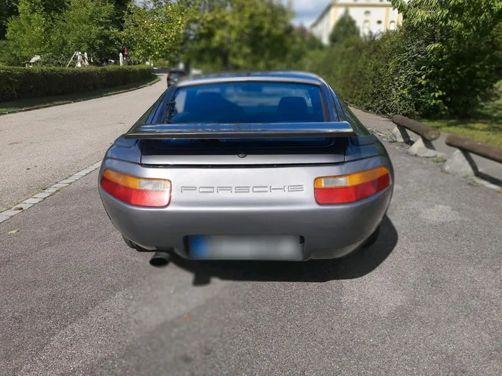 Porsche 928