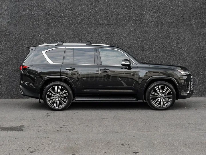Lexus LX 700
