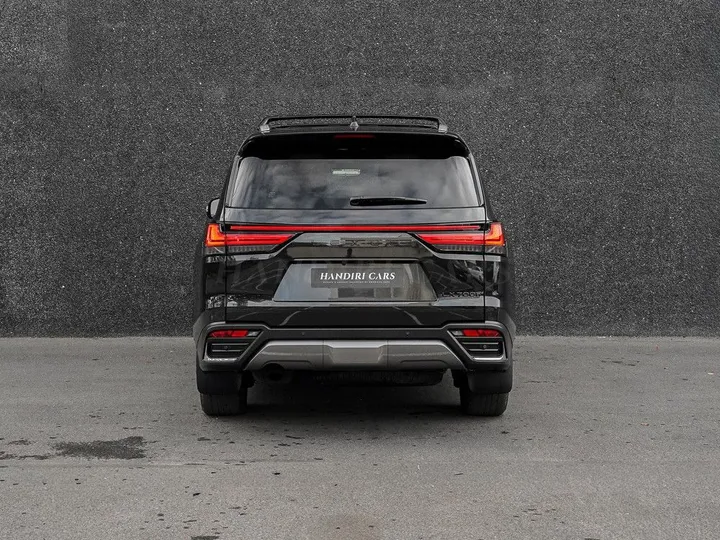 Lexus LX 700