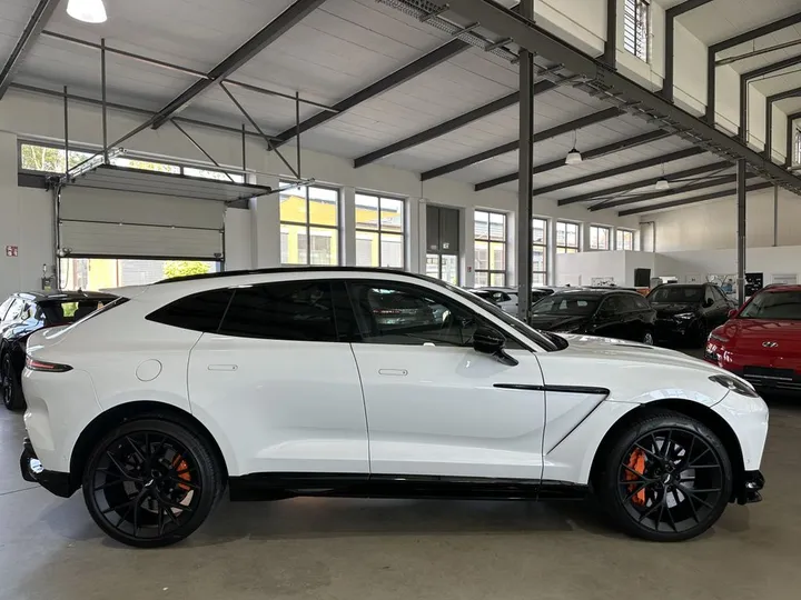 Aston Martin DBX