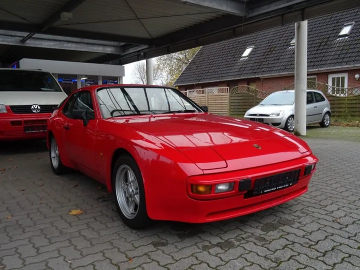 Porsche 944