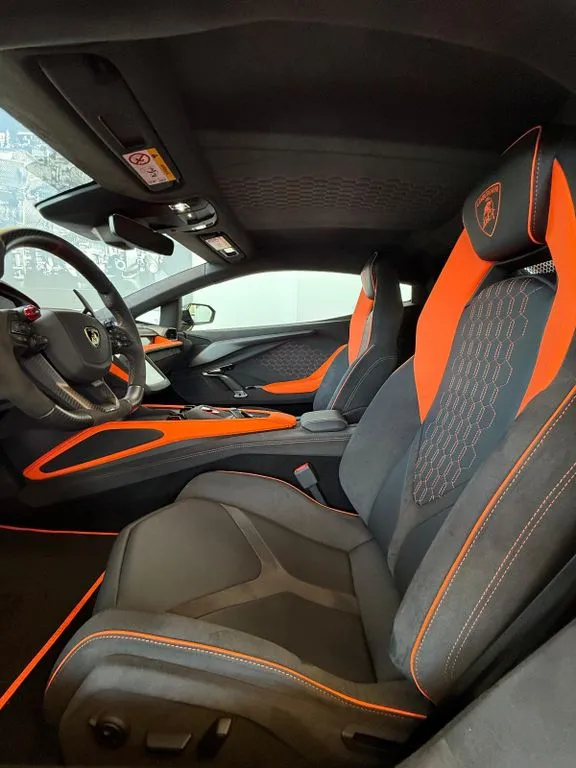 Lamborghini Revuelto