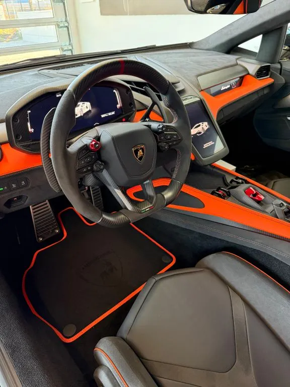 Lamborghini Revuelto