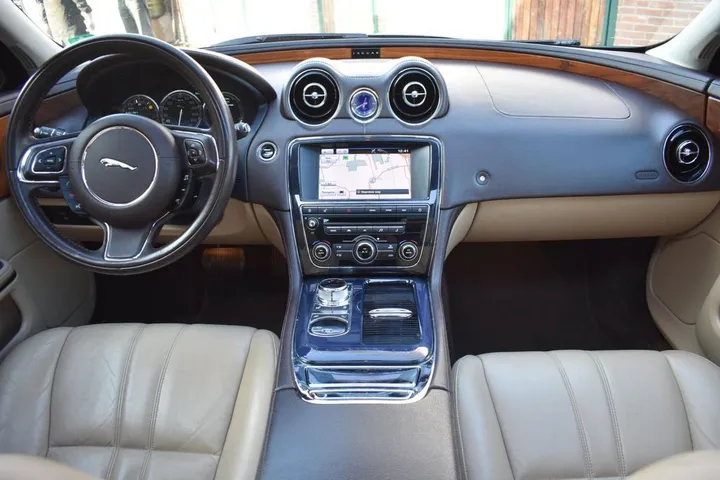 Jaguar XJ