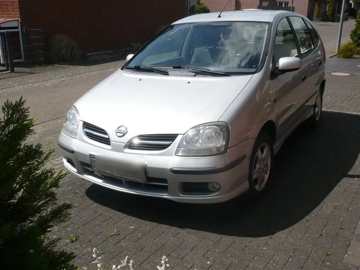 Nissan Almera Tino
