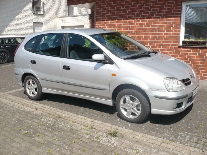 Nissan Almera Tino