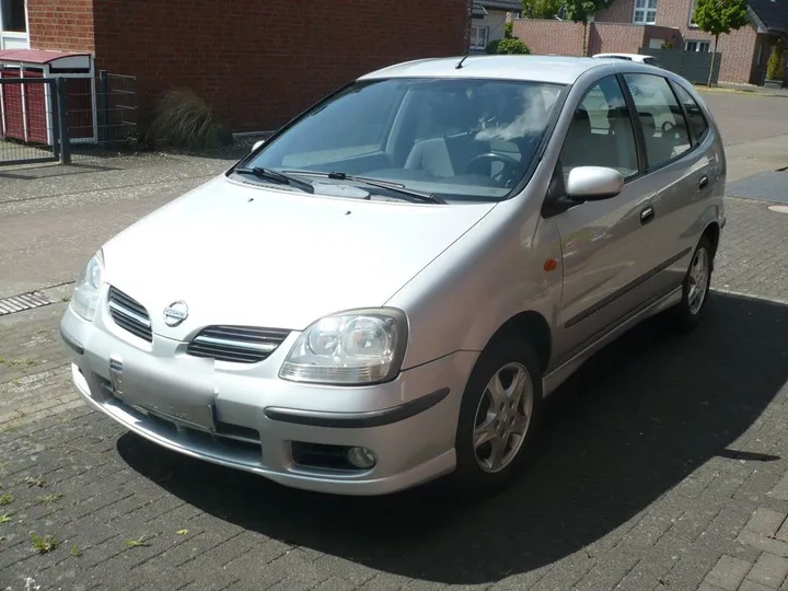 Nissan Almera Tino