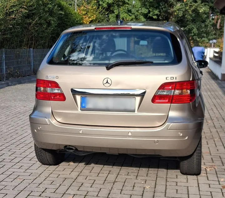 Mercedes-Benz B 180