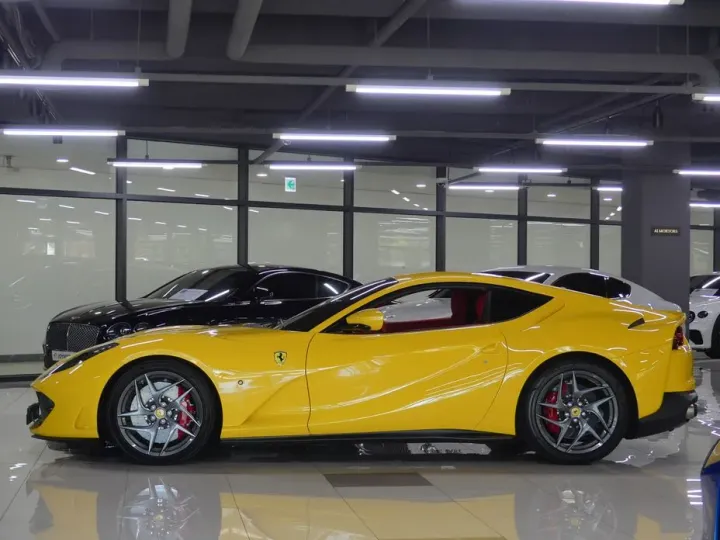 Ferrari 812