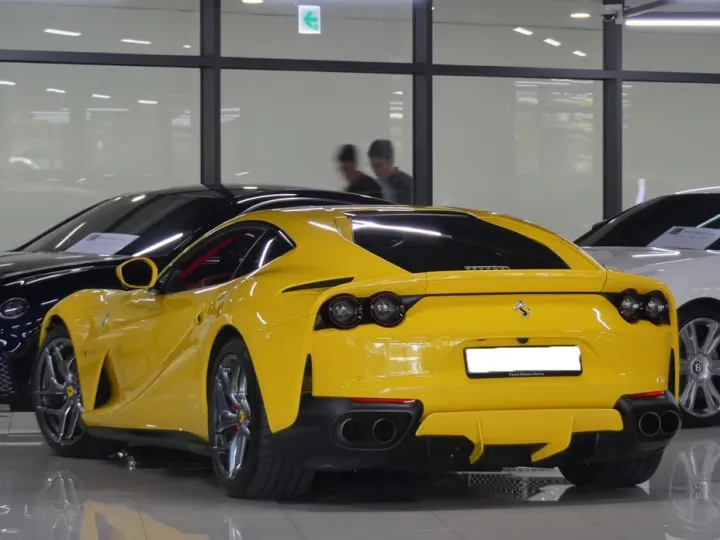 Ferrari 812