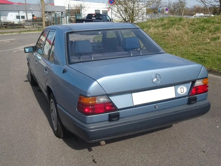 Mercedes-Benz E 230