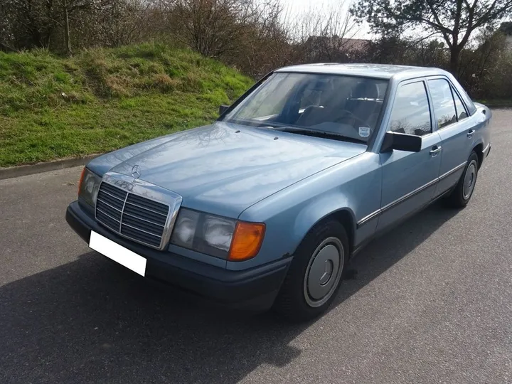 Mercedes-Benz E 230