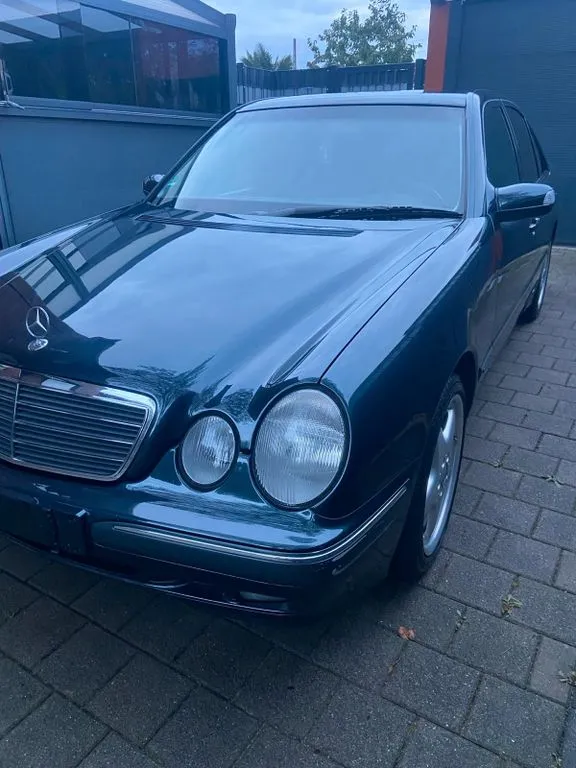 Mercedes-Benz E 240
