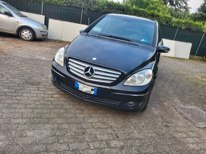 Mercedes-Benz B 180