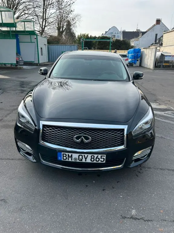 Infiniti Q70