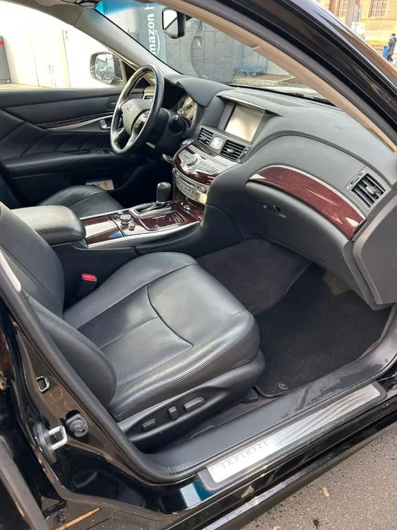 Infiniti Q70