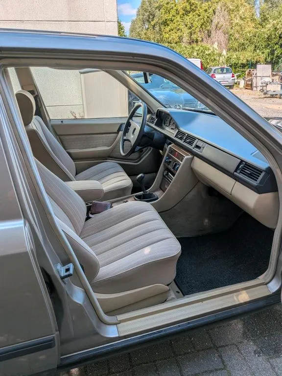 Mercedes-Benz E 230