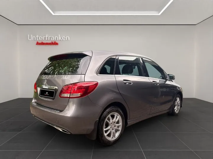 Mercedes-Benz B 180
