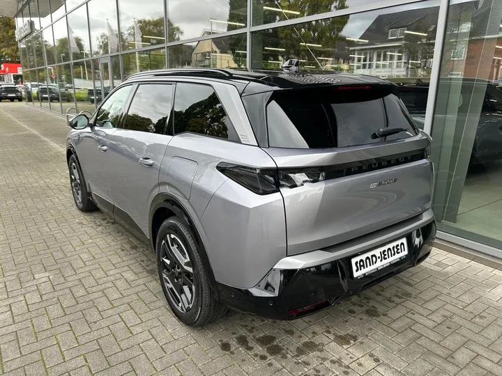 Peugeot e-5008